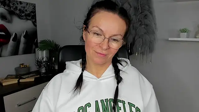 Snapshot of HelenLuxx chatting on January 2025 10:34:02 AM HelenLuxx online show from January 2025 10:34:02 AM