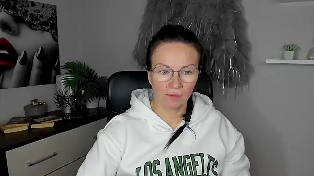 Snapshot of HelenLuxx chatting on January 2025 06:41:02 AM HelenLuxx online show from January 2025 06:41:02 AM