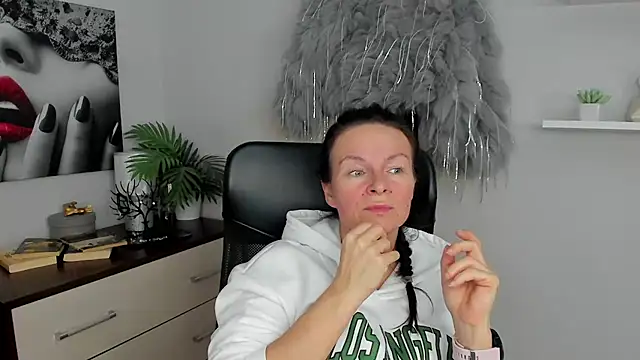 Snapshot of HelenLuxx chatting on January 2025 01:09:01 PM HelenLuxx online show from January 2025 01:09:01 PM