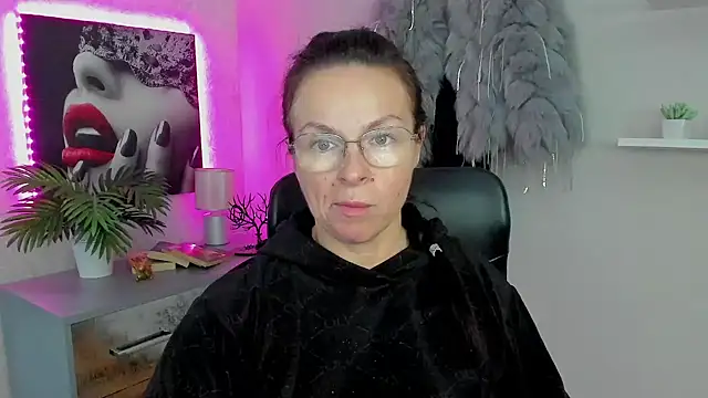 Snapshot of HelenLuxx chatting on January 2025 01:31:02 PM HelenLuxx online show from January 2025 01:31:02 PM