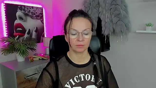 Snapshot of HelenLuxx chatting on January 2025 06:46:02 AM HelenLuxx online show from January 2025 06:46:02 AM