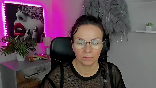Snapshot of HelenLuxx chatting on January 2025 10:20:02 AM HelenLuxx online show from January 2025 10:20:02 AM