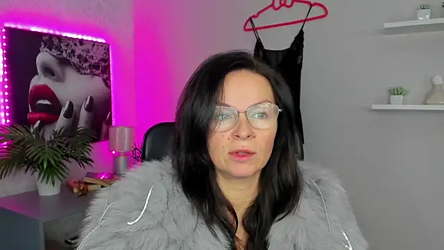 Snapshot of HelenLuxx chatting on February 2025 07:41:01 AM HelenLuxx online show from February 2025 07:41:01 AM