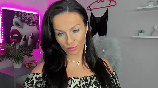 Snapshot of HelenLuxx chatting on February 2025 10:46:01 AM HelenLuxx online show from February 2025 10:46:01 AM