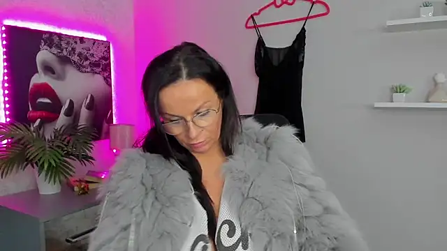 Snapshot of HelenLuxx chatting on February 2025 01:52:01 PM HelenLuxx online show from February 2025 01:52:01 PM
