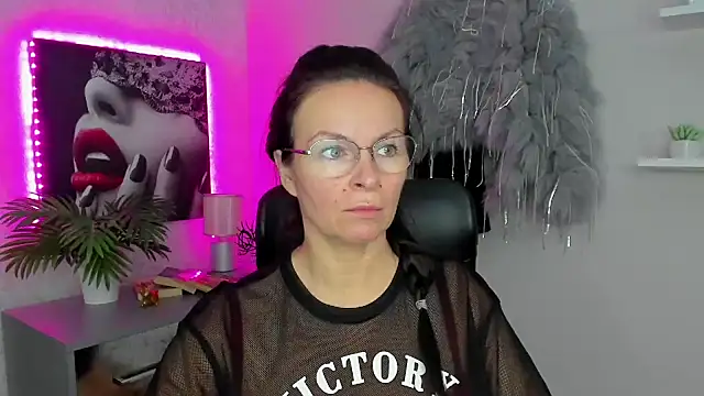 Snapshot of HelenLuxx chatting on February 2025 06:45:02 AM HelenLuxx online show from February 2025 06:45:02 AM