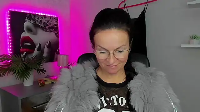 Snapshot of HelenLuxx chatting on February 2025 09:52:01 AM HelenLuxx online show from February 2025 09:52:01 AM