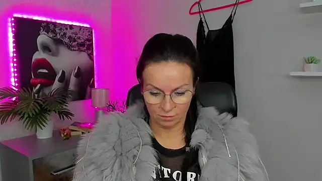Snapshot of HelenLuxx chatting on February 2025 12:57:02 PM HelenLuxx online show from February 2025 12:57:02 PM