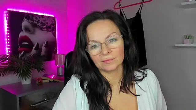 Snapshot of HelenLuxx chatting on February 2025 01:44:01 PM HelenLuxx online show from February 2025 01:44:01 PM