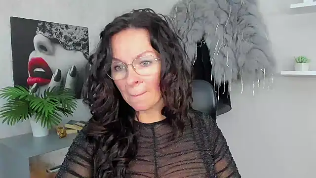 Snapshot of HelenLuxx chatting on February 2025 10:15:01 AM HelenLuxx online show from February 2025 10:15:01 AM