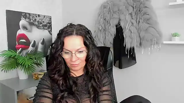 Snapshot of HelenLuxx chatting on February 2025 01:43:02 PM HelenLuxx online show from February 2025 01:43:02 PM
