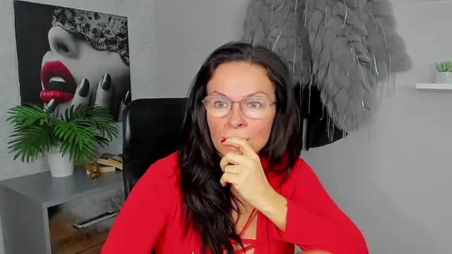Snapshot of HelenLuxx chatting on February 2025 06:40:02 AM HelenLuxx online show from February 2025 06:40:02 AM