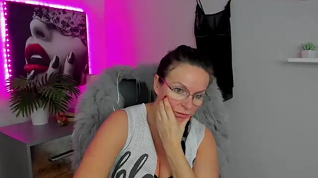 Snapshot of HelenLuxx chatting on February 2025 12:43:02 PM HelenLuxx online show from February 2025 12:43:02 PM