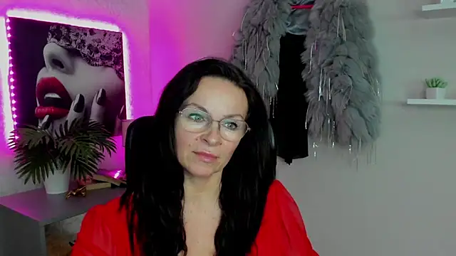 Snapshot of HelenLuxx chatting on February 2025 10:17:02 AM HelenLuxx online show from February 2025 10:17:02 AM