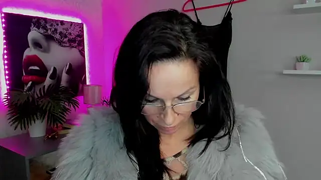 Snapshot of HelenLuxx chatting on February 2025 11:06:02 AM HelenLuxx online show from February 2025 11:06:02 AM