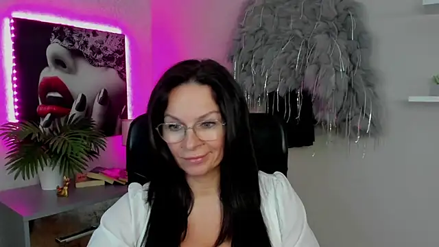 Snapshot of HelenLuxx chatting on March 2025 05:29:01 PM HelenLuxx online show from March 2025 05:29:01 PM