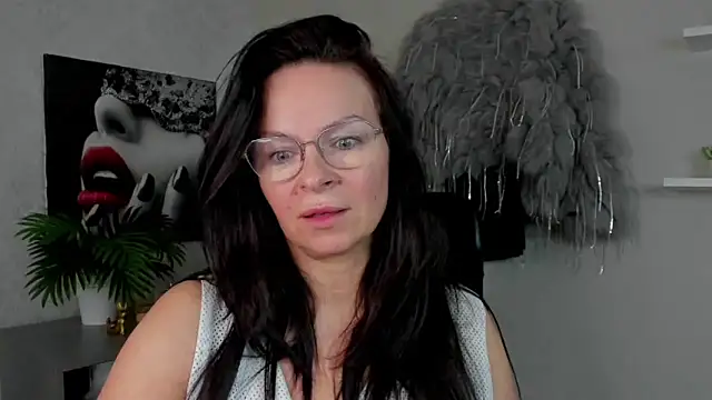 Snapshot of HelenLuxx chatting on March 2025 06:35:01 AM HelenLuxx online show from March 2025 06:35:01 AM