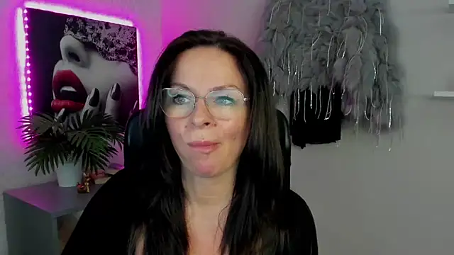 Snapshot of HelenLuxx chatting on March 2025 10:16:02 AM HelenLuxx online show from March 2025 10:16:02 AM