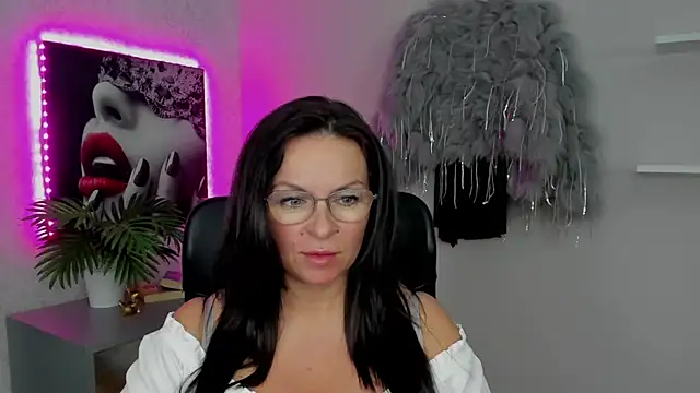 Snapshot of HelenLuxx chatting on March 2025 05:24:02 PM HelenLuxx online show from March 2025 05:24:02 PM