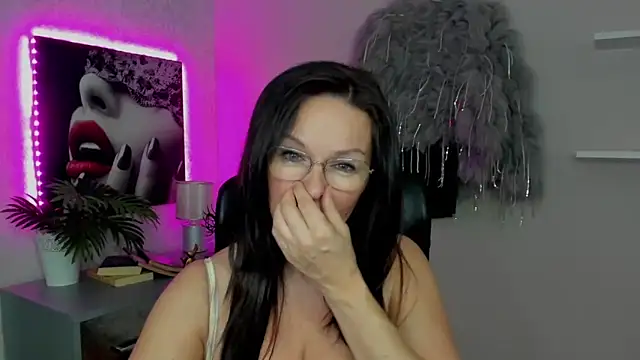 Snapshot of HelenLuxx chatting on March 2025 07:26:01 AM HelenLuxx online show from March 2025 07:26:01 AM
