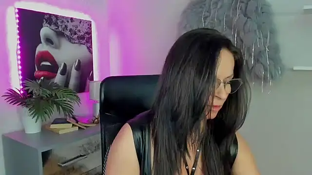 Snapshot of HelenLuxx chatting on March 2025 05:15:02 PM HelenLuxx online show from March 2025 05:15:02 PM