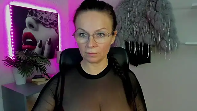 Snapshot of HelenLuxx chatting on March 2025 06:38:02 AM HelenLuxx online show from March 2025 06:38:02 AM