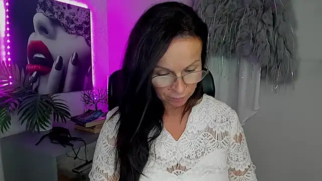Snapshot of HelenLuxx chatting on September 2025 12:37:01 PM HelenLuxx online show from September 2025 12:37:01 PM