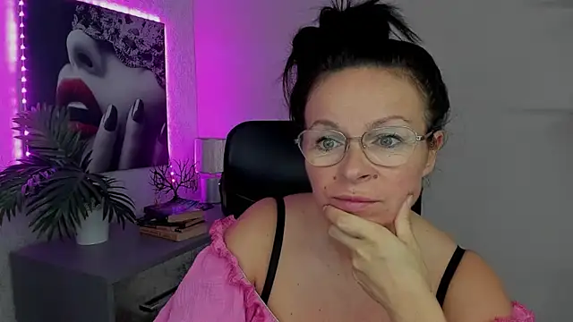 Snapshot of HelenLuxx chatting on September 2025 06:36:01 AM HelenLuxx online show from September 2025 06:36:01 AM