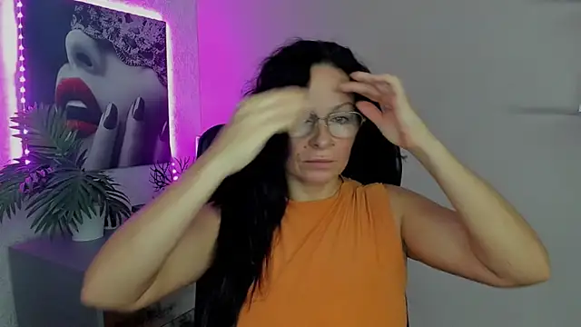 Snapshot of HelenLuxx chatting on September 2025 05:33:01 AM HelenLuxx online show from September 2025 05:33:01 AM