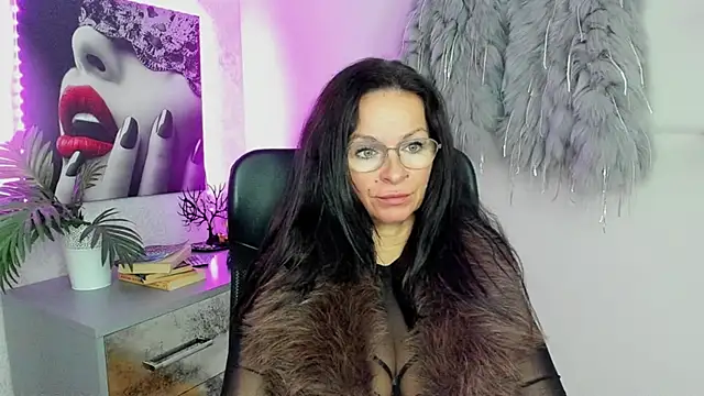 Snapshot of HelenLuxx chatting on October 2025 07:05:02 AM HelenLuxx online show from October 2025 07:05:02 AM