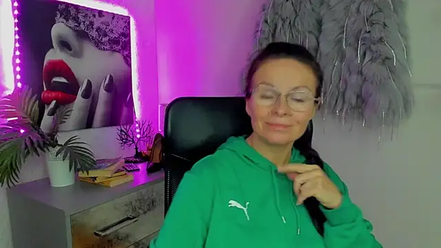 Snapshot of HelenLuxx chatting on October 2025 05:38:02 AM HelenLuxx online show from October 2025 05:38:02 AM