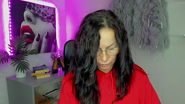 Snapshot of HelenLuxx chatting on October 2025 05:41:01 AM HelenLuxx online show from October 2025 05:41:01 AM