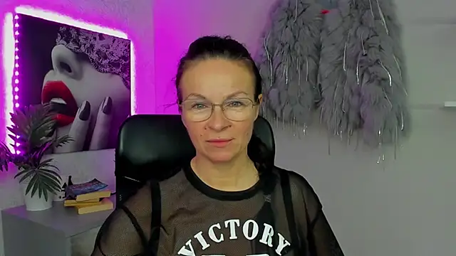 Snapshot of HelenLuxx chatting on October 2025 06:38:01 AM HelenLuxx online show from October 2025 06:38:01 AM