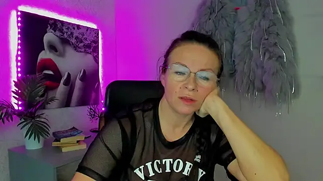 Snapshot of HelenLuxx chatting on October 2025 06:43:01 PM HelenLuxx online show from October 2025 06:43:01 PM