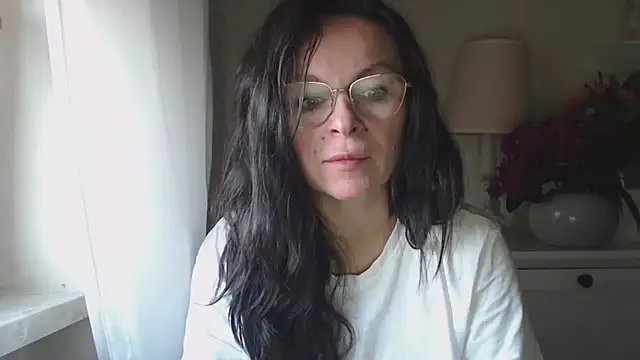 Snapshot of HelenLuxx chatting on October 2025 06:14:02 AM HelenLuxx online show from October 2025 06:14:02 AM