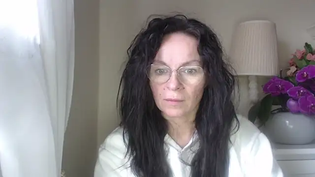 Snapshot of HelenLuxx chatting on October 2025 06:14:01 AM HelenLuxx online show from October 2025 06:14:01 AM