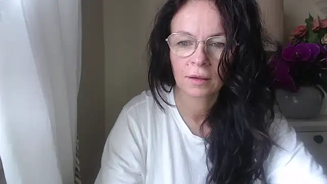 Snapshot of HelenLuxx chatting on October 2025 06:34:01 AM HelenLuxx online show from October 2025 06:34:01 AM