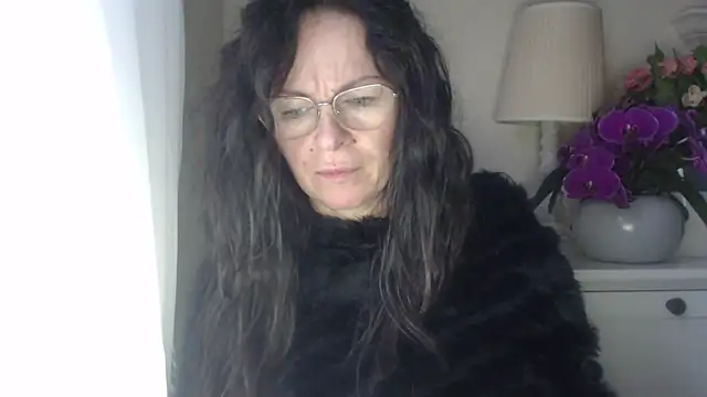 Snapshot of HelenLuxx chatting on October 2025 06:10:01 AM HelenLuxx online show from October 2025 06:10:01 AM