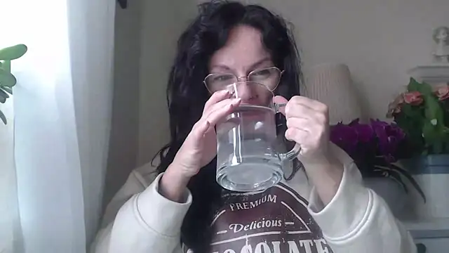 Snapshot of HelenLuxx chatting on October 2025 07:32:01 AM HelenLuxx online show from October 2025 07:32:01 AM