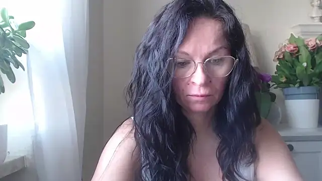 Snapshot of HelenLuxx chatting on October 2025 07:31:01 AM HelenLuxx online show from October 2025 07:31:01 AM