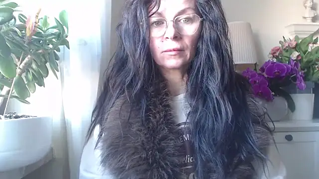 Snapshot of HelenLuxx chatting on November 2025 07:53:01 AM HelenLuxx online show from November 2025 07:53:01 AM