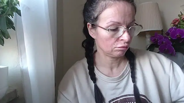 Snapshot of HelenLuxx chatting on November 2025 07:19:02 AM HelenLuxx online show from November 2025 07:19:02 AM