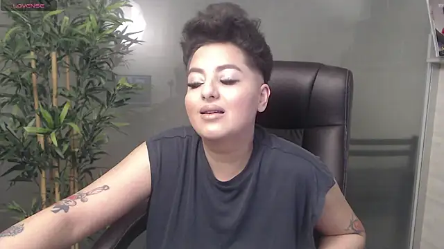 Snapshot of BustyAllyy chatting on January 2025 09:42:02 PM BustyAllyy online show from January 2025 09:42:02 PM