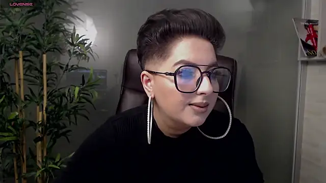 Snapshot of BustyAllyy chatting on January 2025 09:40:01 PM BustyAllyy online show from January 2025 09:40:01 PM