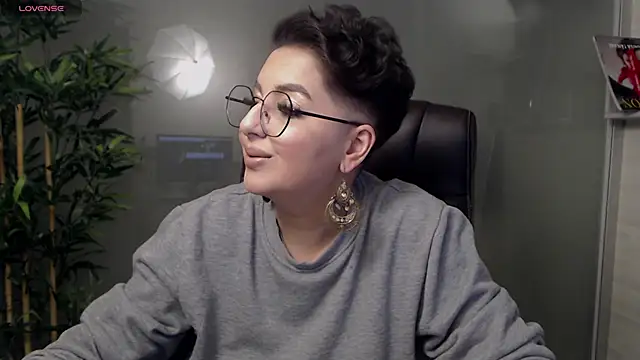 Snapshot of BustyAllyy chatting on February 2025 08:19:01 PM BustyAllyy online show from February 2025 08:19:01 PM