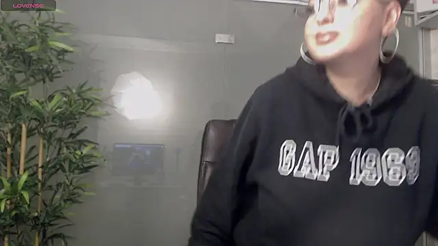 Snapshot of BustyAllyy chatting on February 2025 08:46:01 PM BustyAllyy online show from February 2025 08:46:01 PM