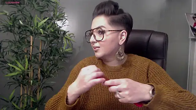 Snapshot of BustyAllyy chatting on February 2025 09:15:01 PM BustyAllyy online show from February 2025 09:15:01 PM