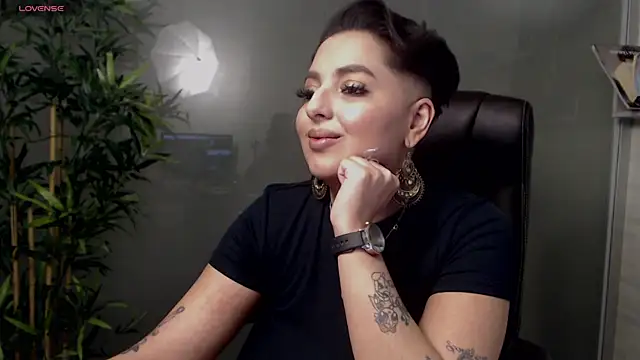 Snapshot of BustyAllyy chatting on February 2025 02:42:02 AM BustyAllyy online show from February 2025 02:42:02 AM