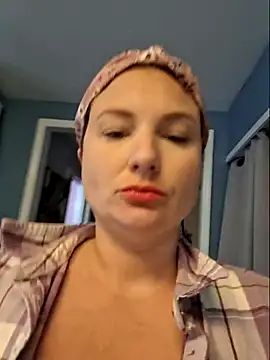 Snapshot of MilfyMrsRobinson chatting on October 2025 03:12:02 PM MilfyMrsRobinson online show from October 2025 03:12:02 PM