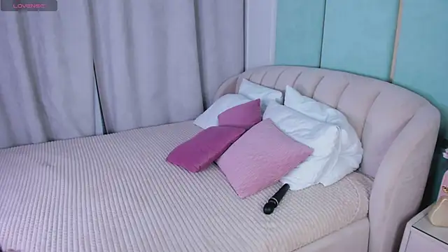 Snapshot of Love_is_Lola chatting on January 2025 01:21:02 AM Love is Lola online show from January 2025 01:21:02 AM